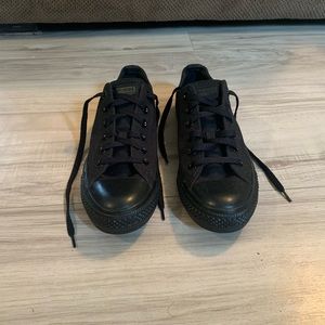 Converse Solid Black Women’s size 9 ( New )